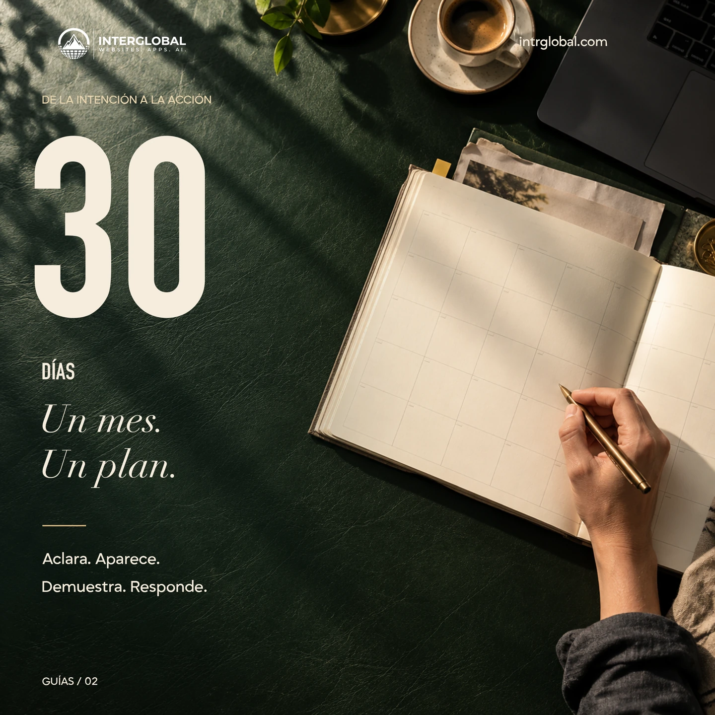 Escena ilustrativa de una agenda abierta y una mano escribiendo junto al mensaje «30 días. Un mes. Un plan».