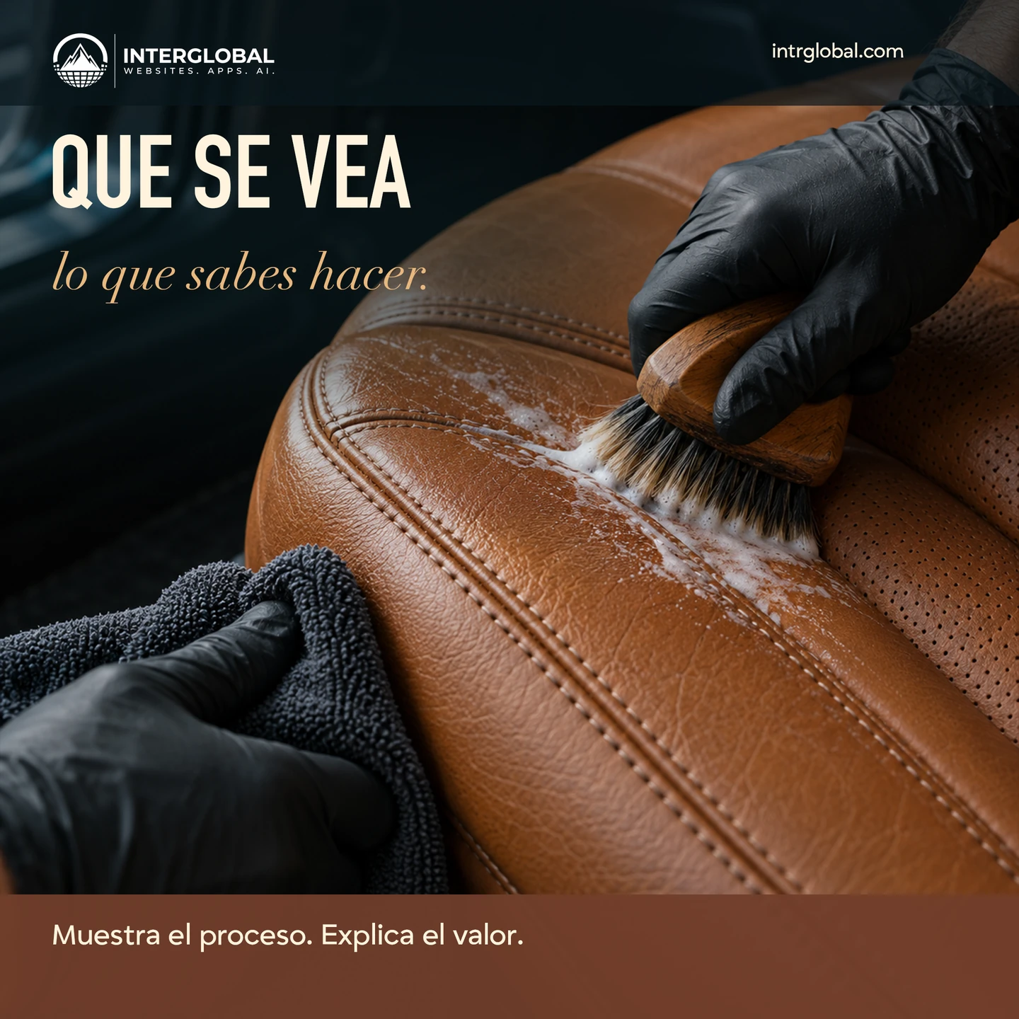 Escena ilustrativa en primer plano de unas manos cepillando un asiento de cuero.
