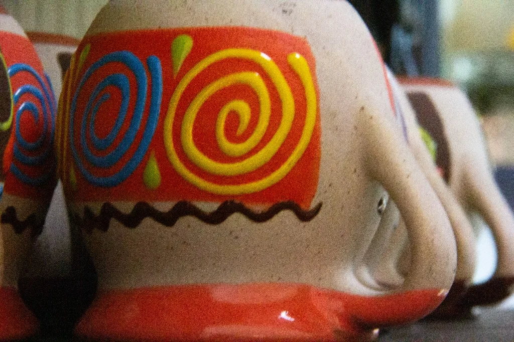 Salsa Roja Dallas: painted barro mugs, red and yellow spirals